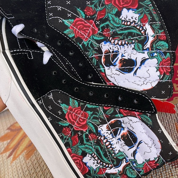 Vans WMNS Sk8-Hi
Rose Skulls Black/True White 
VN0007P6BT
Sneakers - Picture 15 of 16
